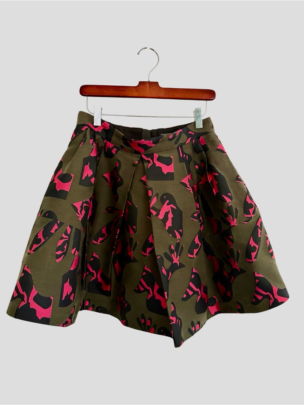 NWOT Banana Republic Olive Circle Skirt with Pink & Black Abstract Pattern
